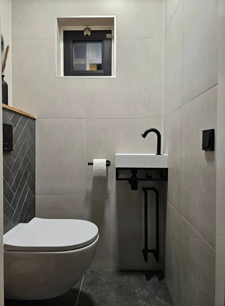 Afgewerkte toiletruimte door Wiggermans bouw