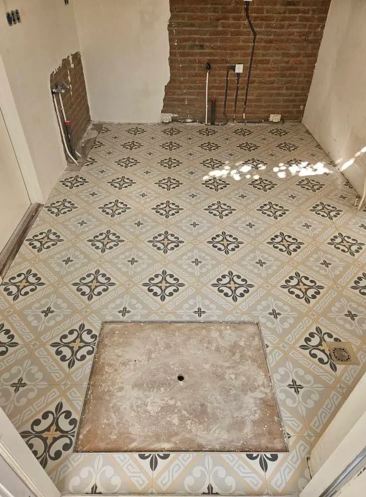 Tegelvloer in bijkeuken vervangen met Portugese tegeltjes