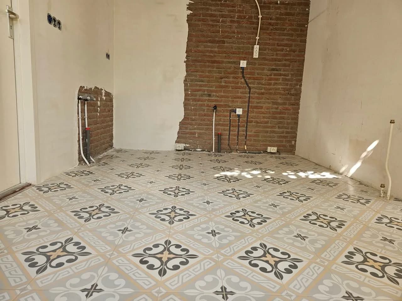 Nieuwe tegelvloer gelegd in bijkeuken in Wijhe