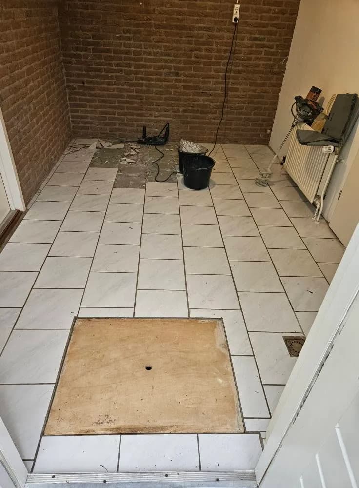 Gevoegde tegelvloer met nette afwerking