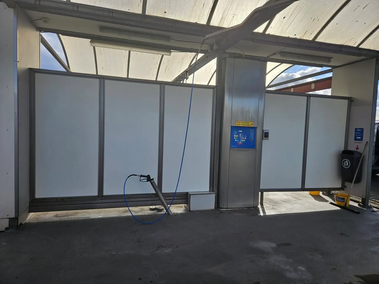 Scheidingswand wasboxen vervangen foto 4