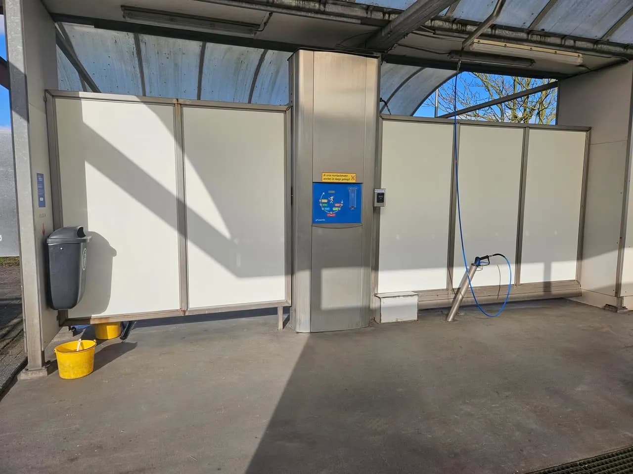 Scheidingswand wasboxen vervangen