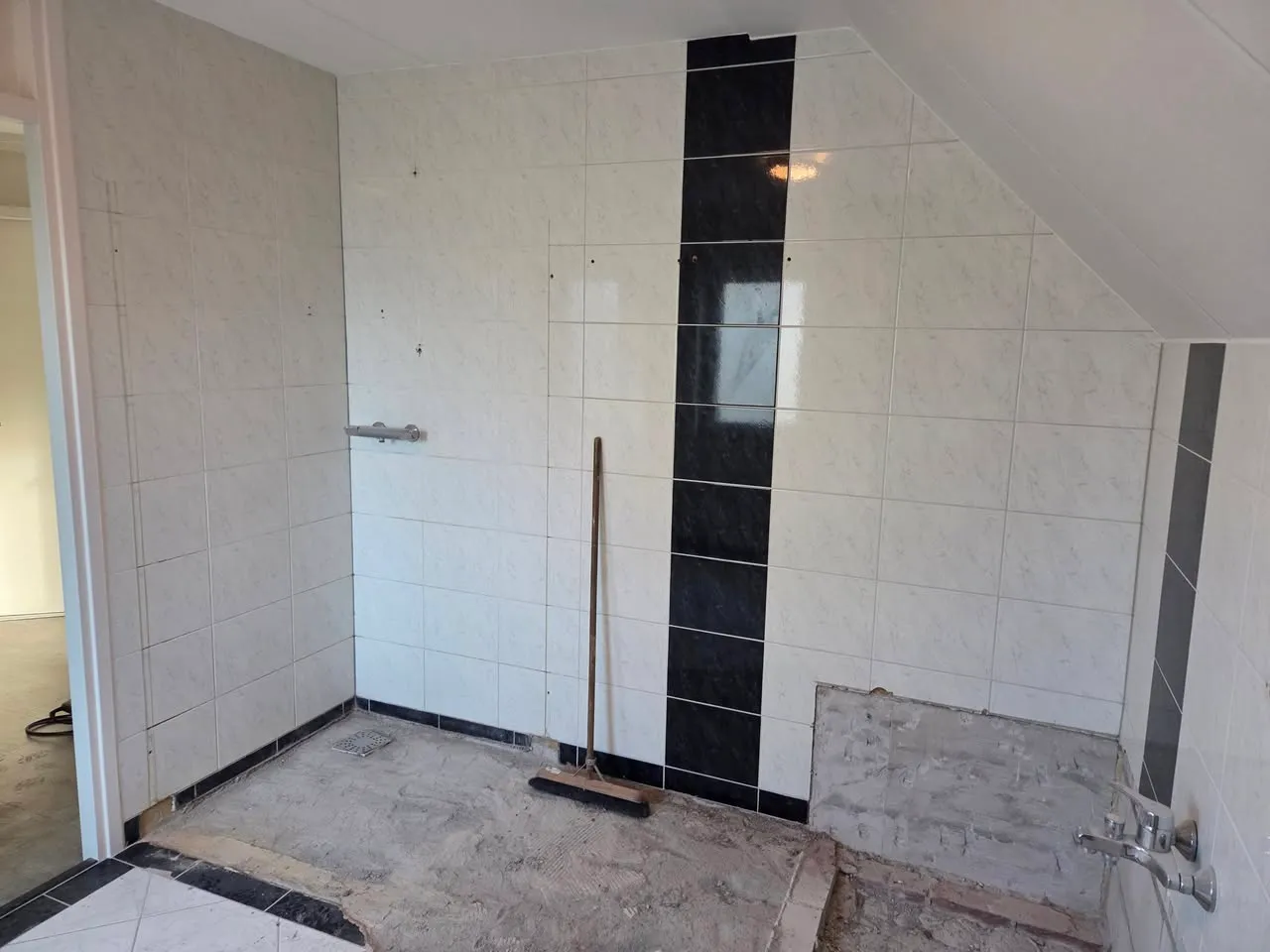 Badkamerrenovatie met aansluitingen en ondergrond in voorbereiding