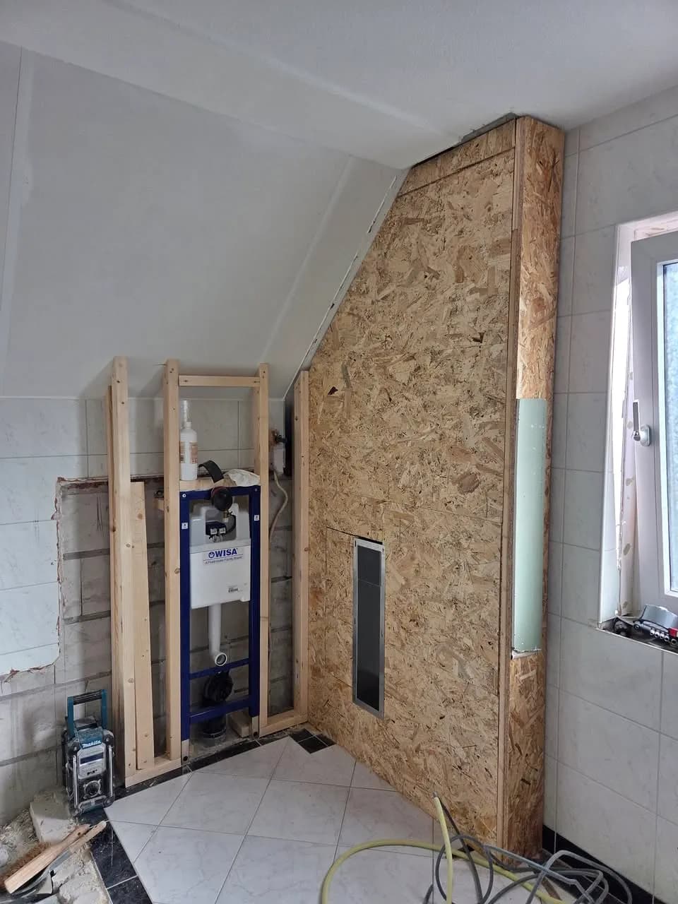 Badkamerwand voorbereid voor verdere afwerking