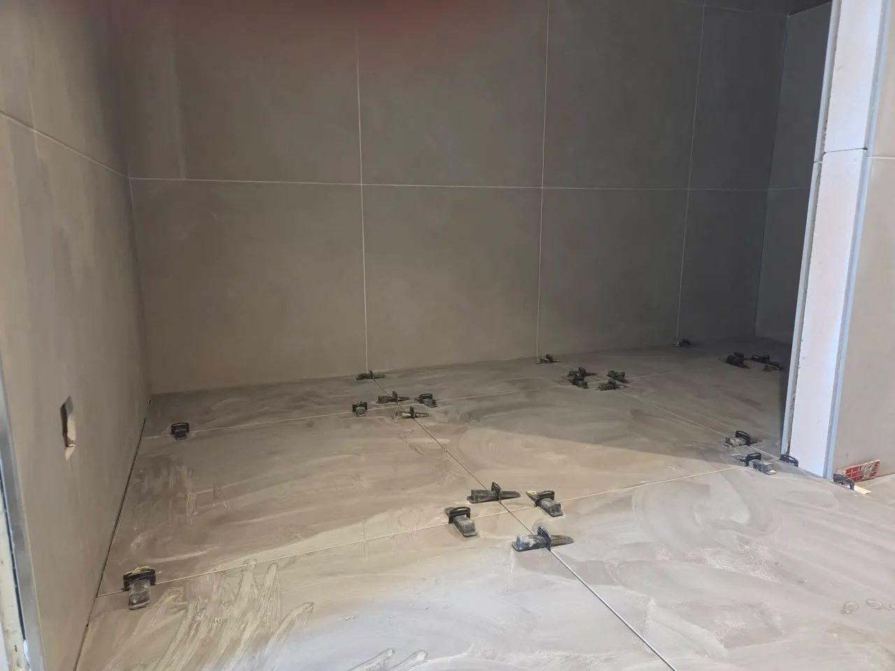 Tegelvloer strak gevoegd