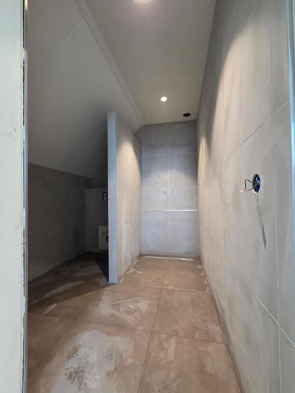 Tegelwerk badkamer afgerond foto 1