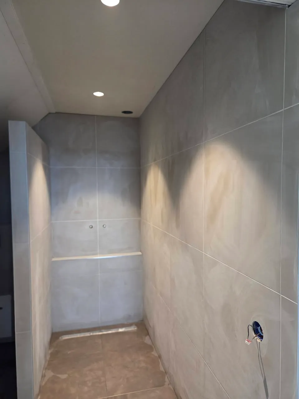Tegelwerk badkamer afgerond foto 2