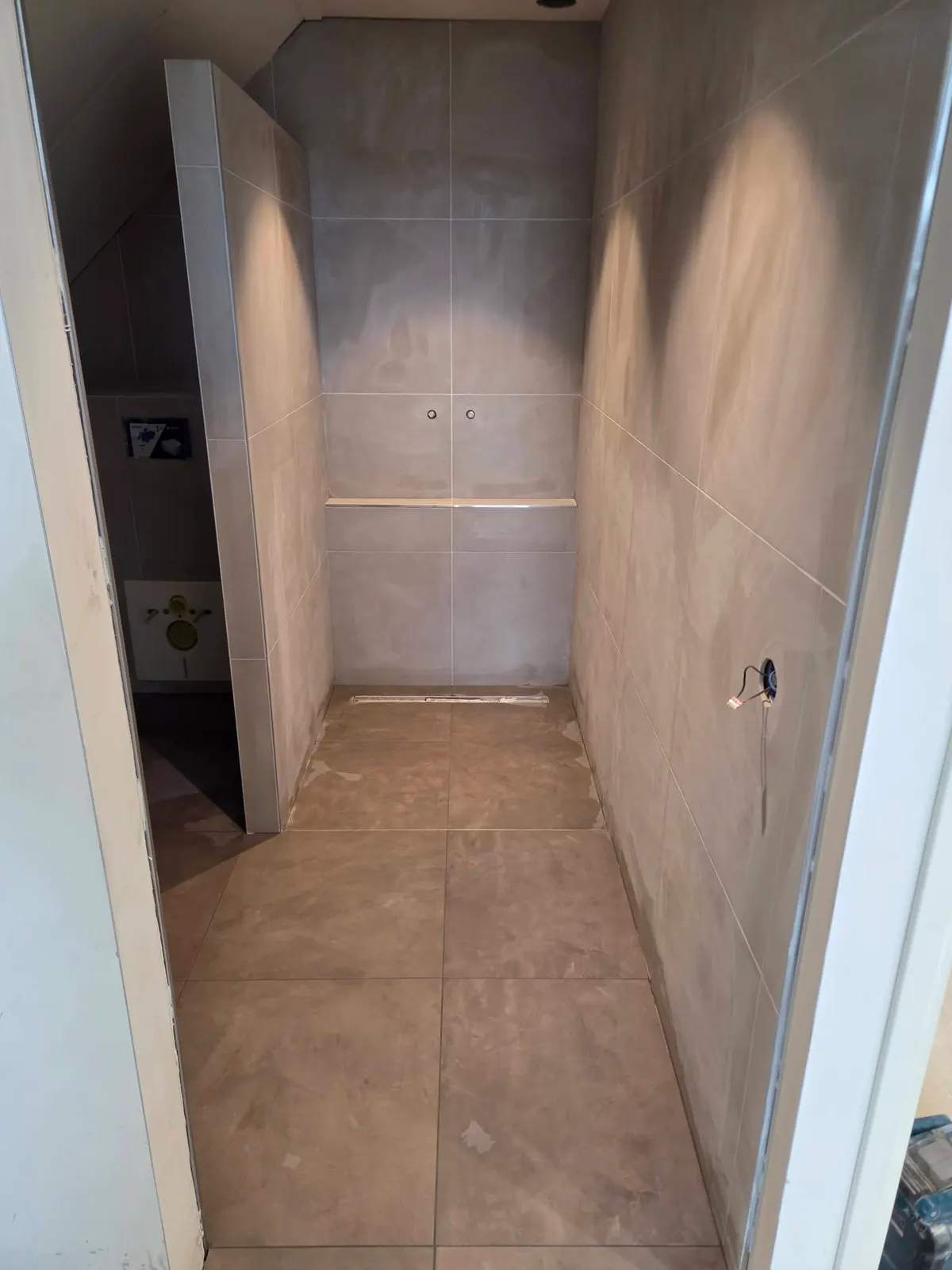 Tegelwerk badkamer afgerond foto 6