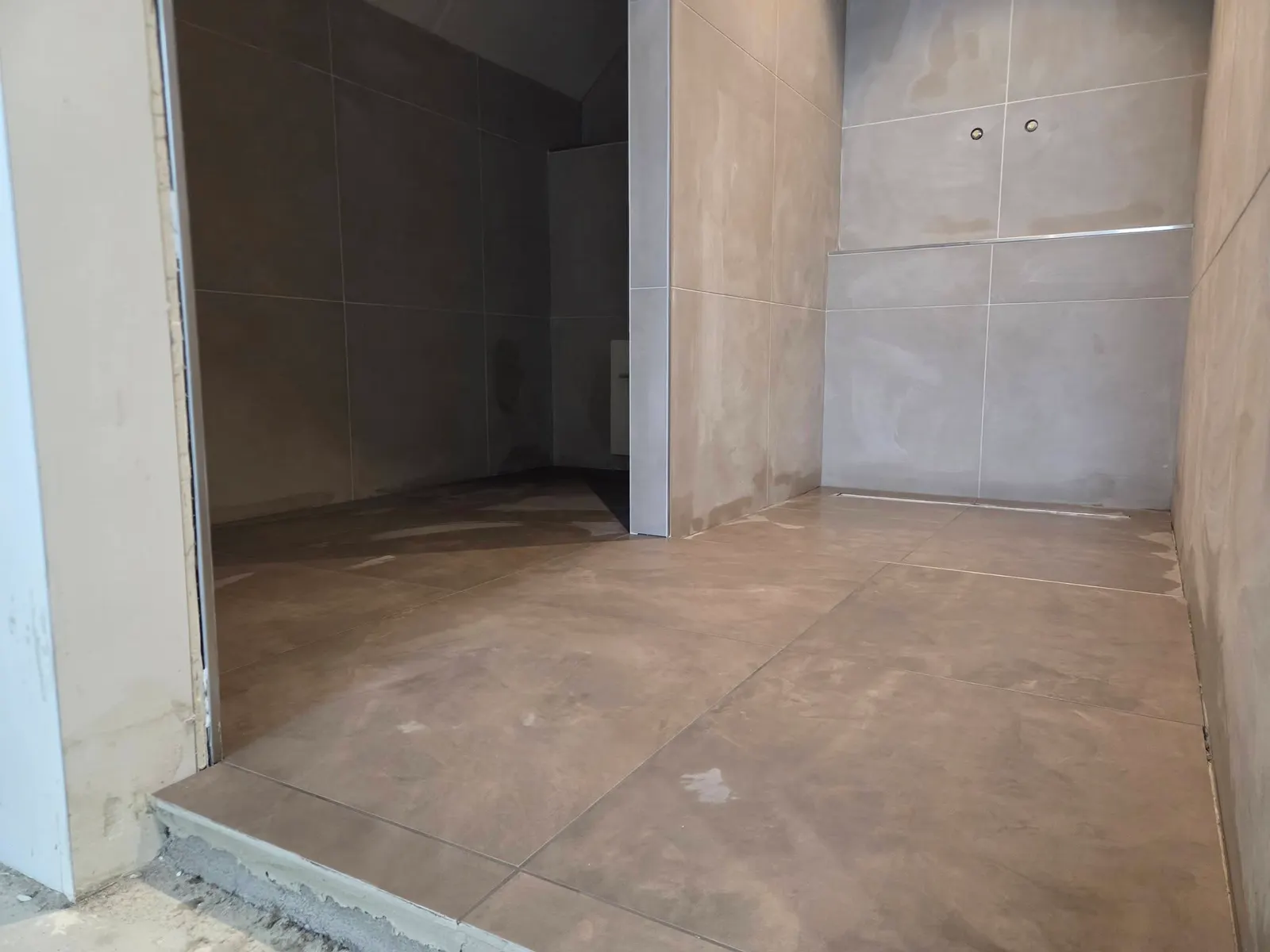 Tegelwerk badkamer afgerond foto 7