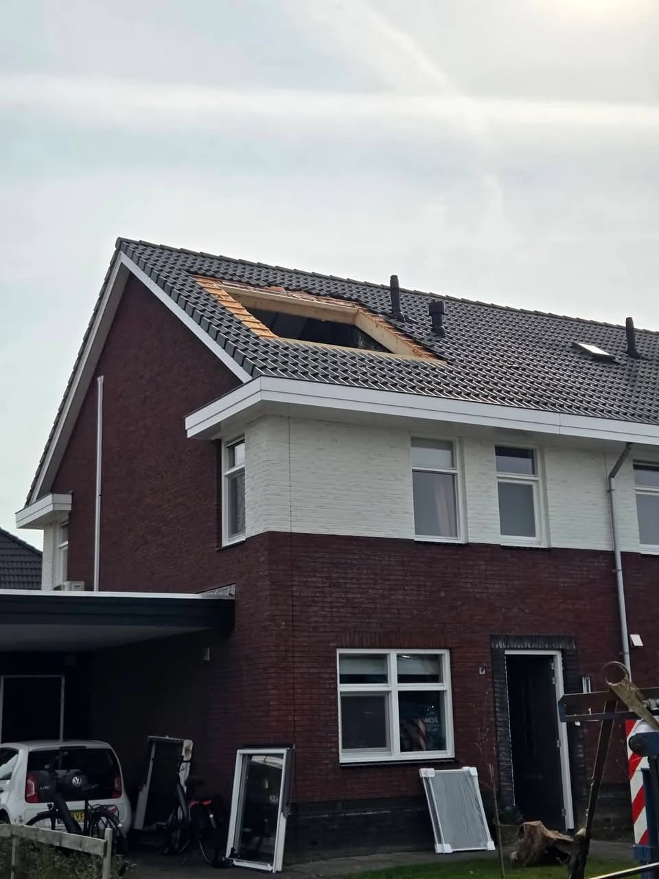 Dakkapel met afgewerkte zijkant en dakrand