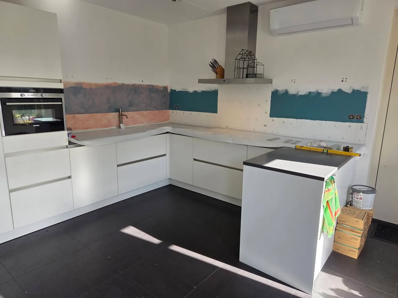 Keuken betegeld met kleine tegels foto 2