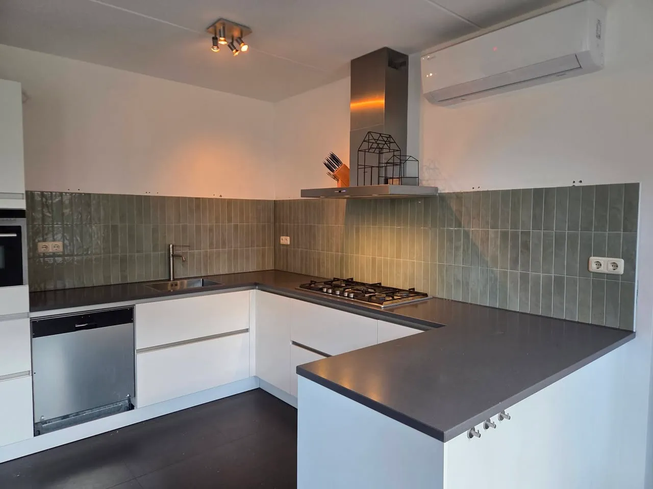 Keuken betegeld met kleine tegels