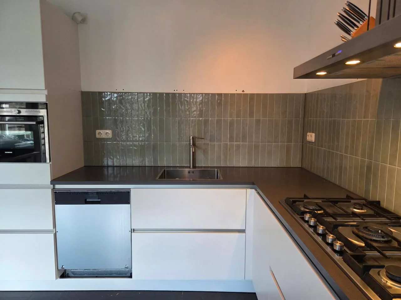 Keuken betegeld met kleine tegels foto 3