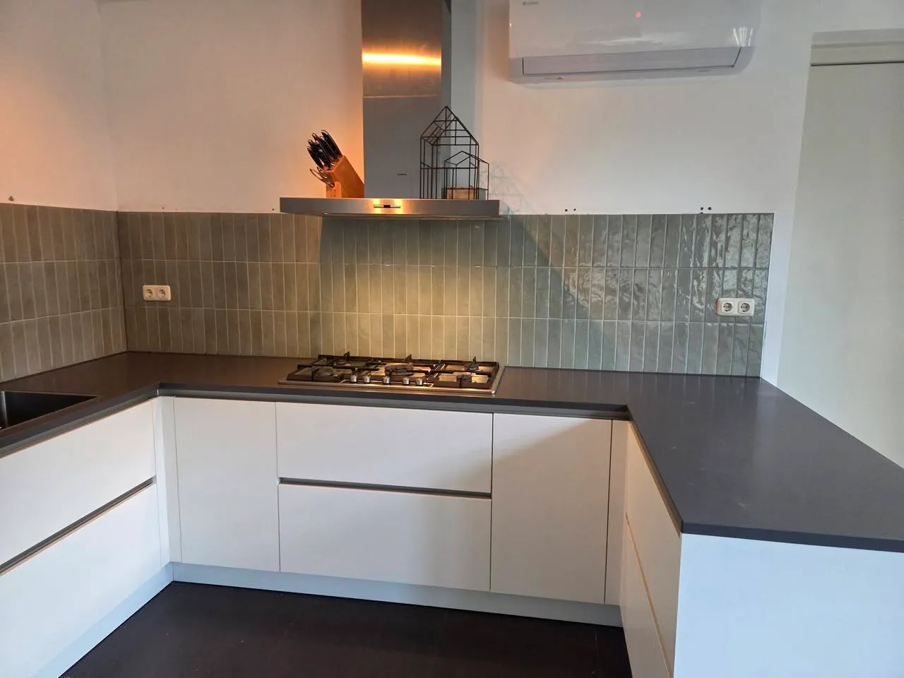 Keuken betegeld met kleine tegels foto 4