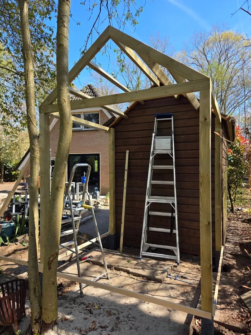 Schuurtje en overkapping na herstel door Wiggermans bouw