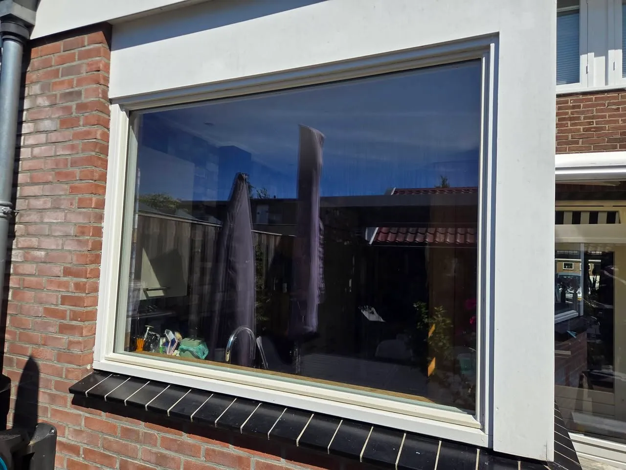 Raam met vervangen HR++ glas en nette aansluiting