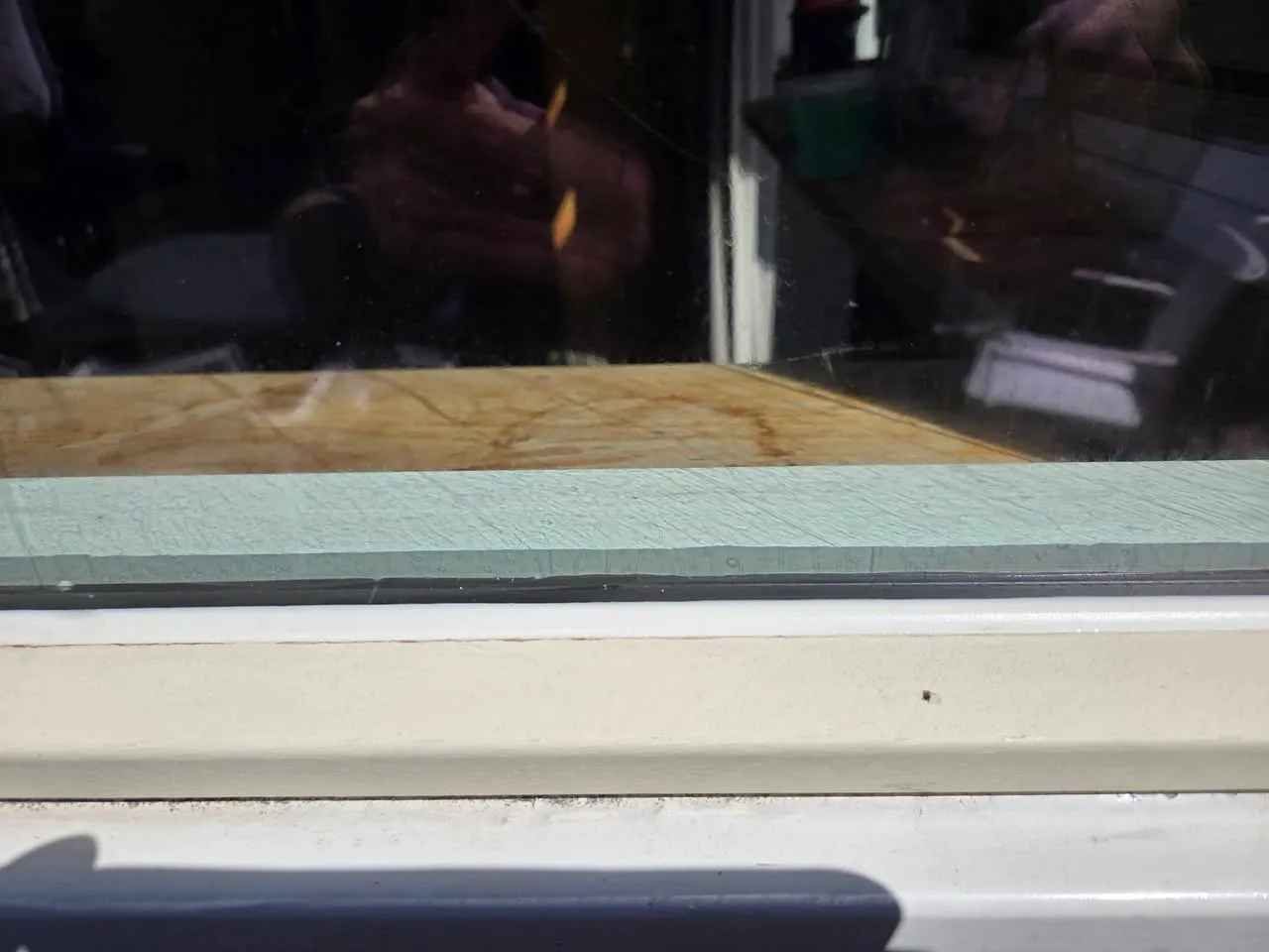 Afwerking rond nieuw geplaatst glas in Wijhe