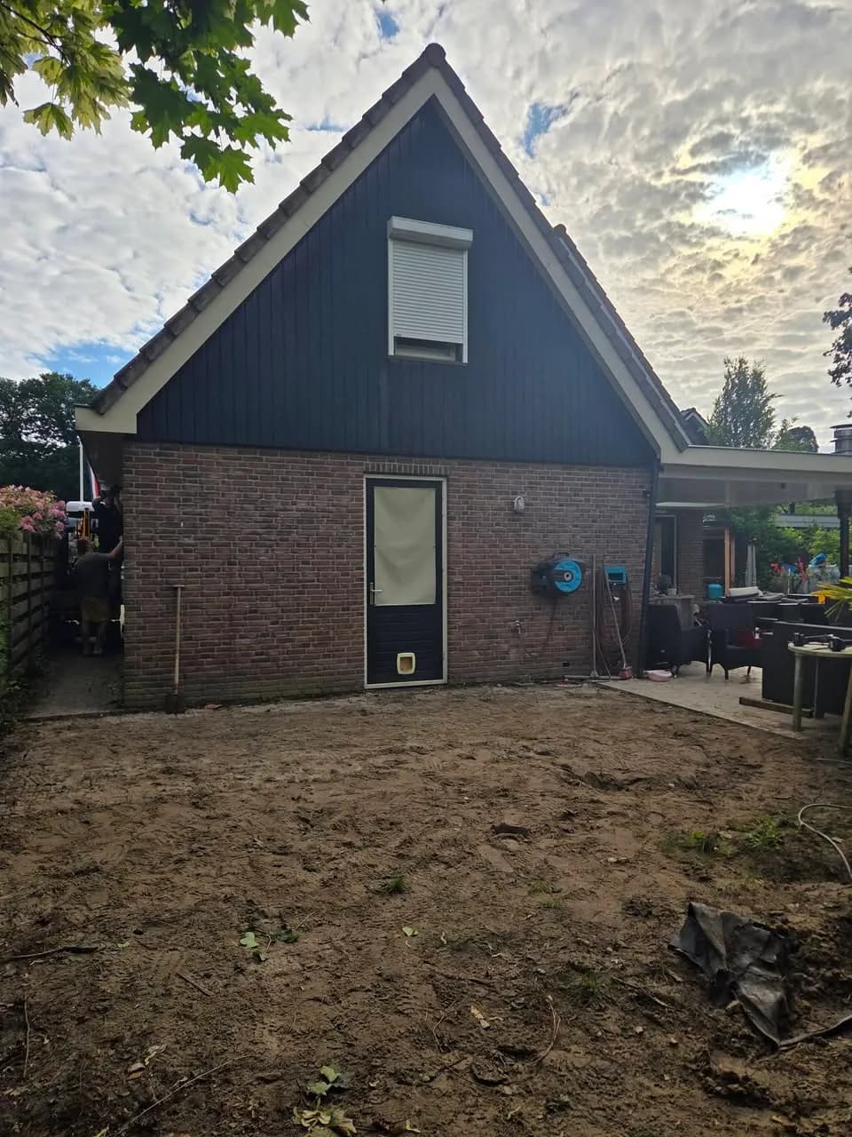 Start van uitbouw met grondwerk in uitvoering