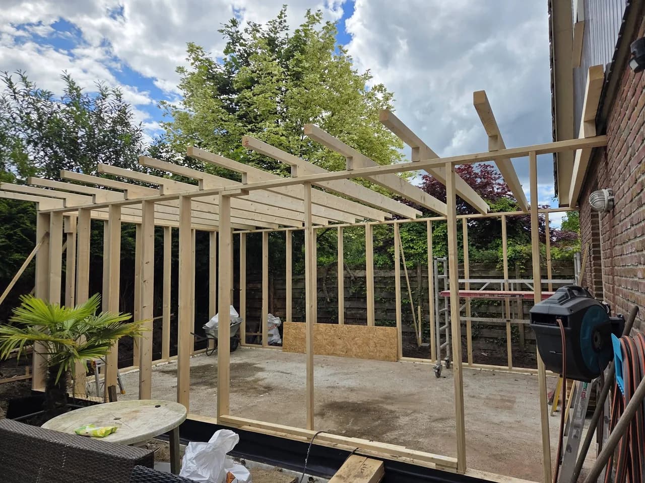 Houten wandframe en dakbalken van de nieuwe aanbouw