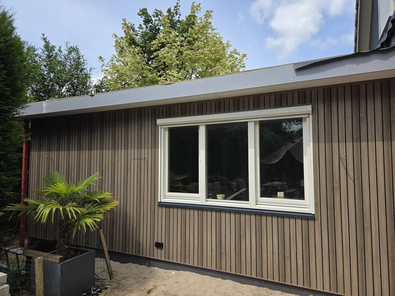 Aanbouw voor een kantoor aan huis met verticale houten gevelbekleding