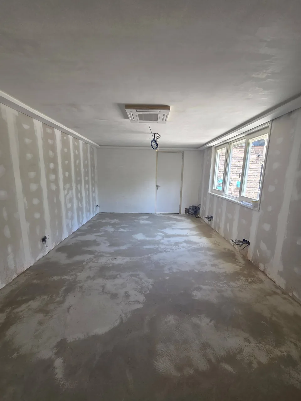 Binnenzijde van de aanbouw met beklede wanden en plafond