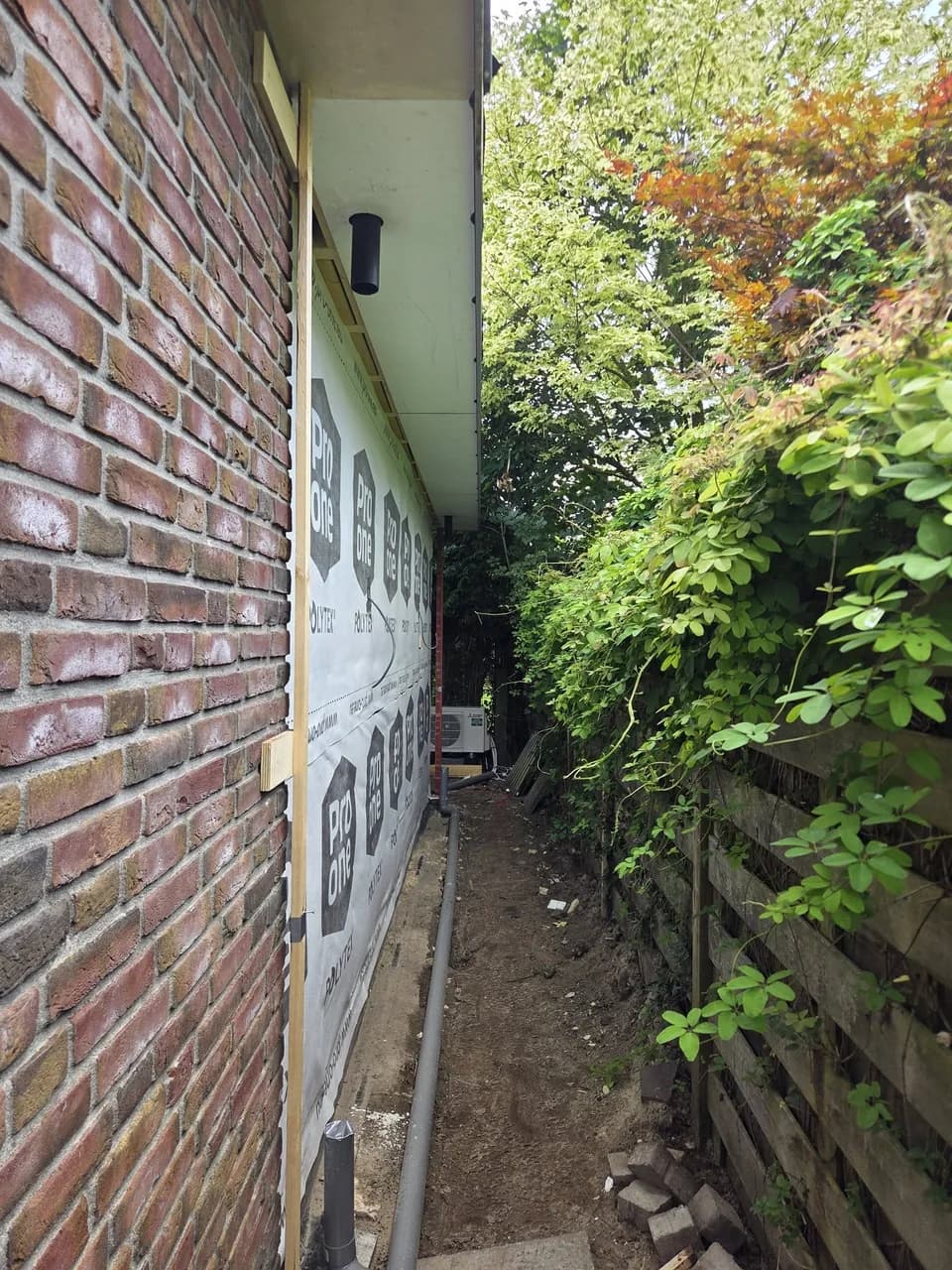 Aansluiting van de aanbouw op de bestaande woning