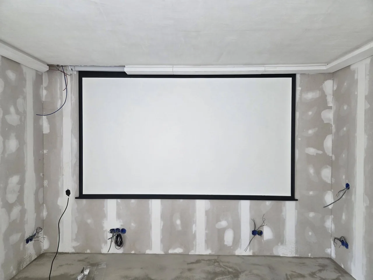 Binnenwand van de kantoor-aanbouw met projectiescherm