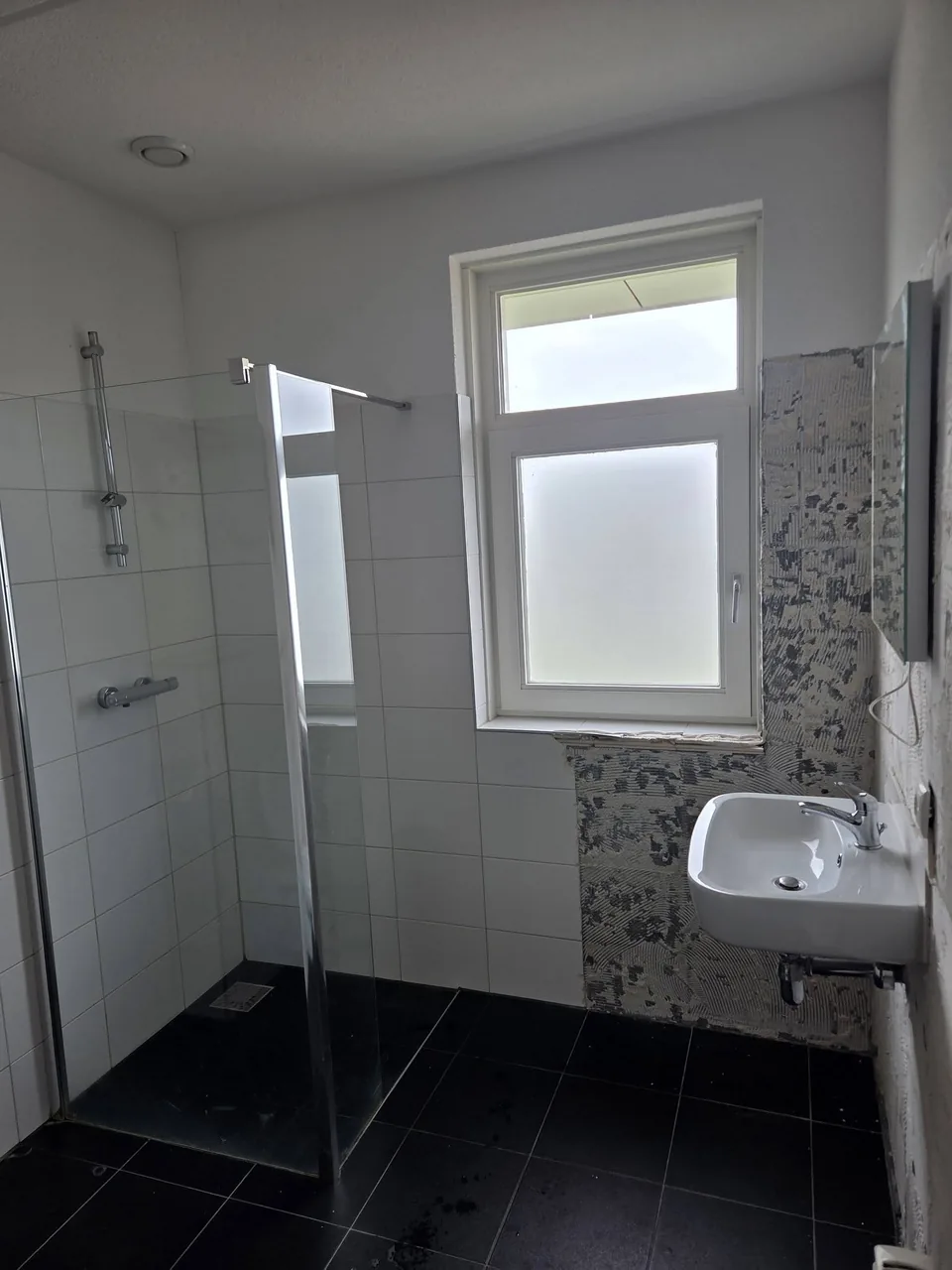Bestaande badkamer bij de start van de renovatie