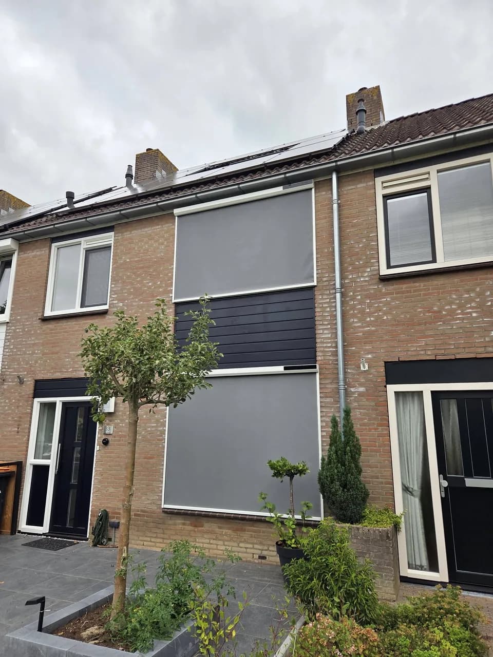 Zip screens op zonne-energie aan de voorgevel