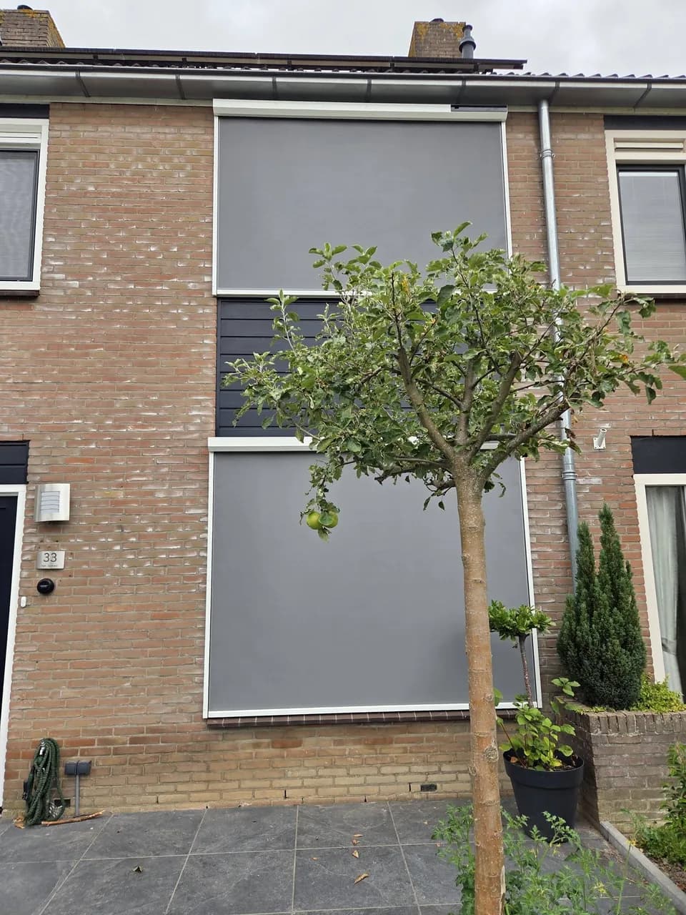 Neergelaten grijze screens op de begane grond en verdieping