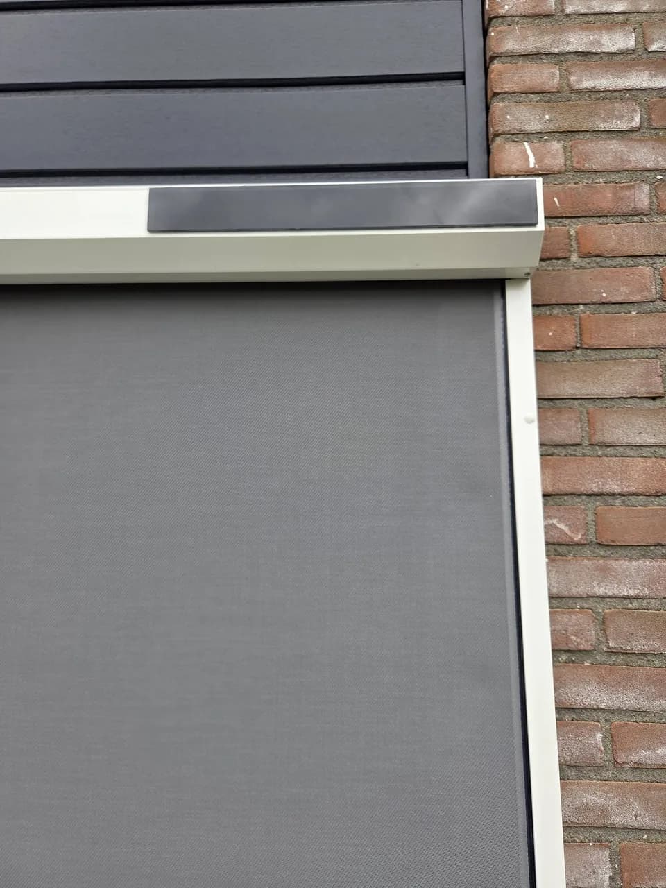 Detail van de screenkast boven het raam