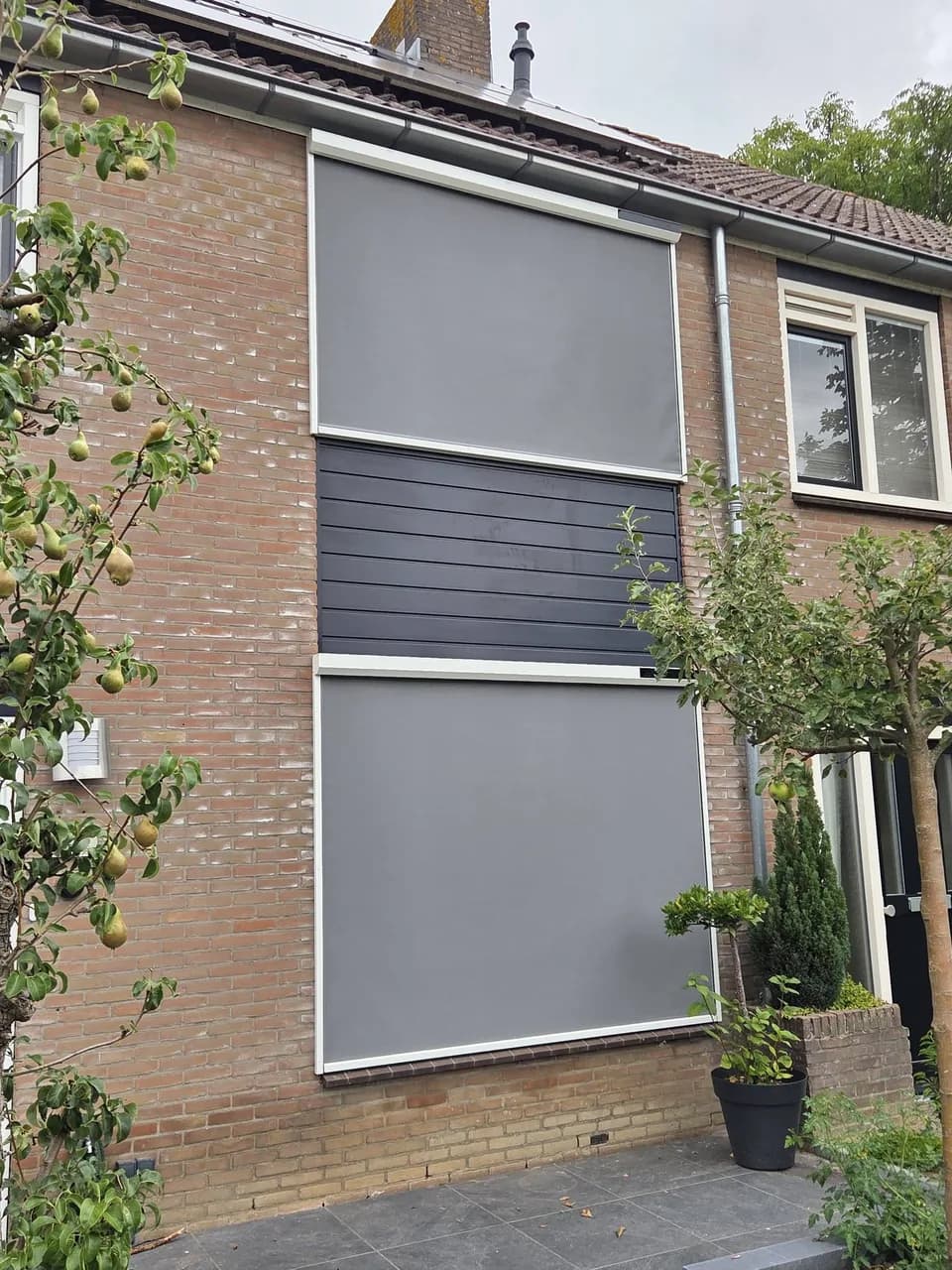 Zijaanzicht van de gesloten screens aan de woning