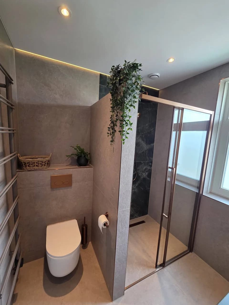 Inloopdouche en toilet met lichte wandtegels