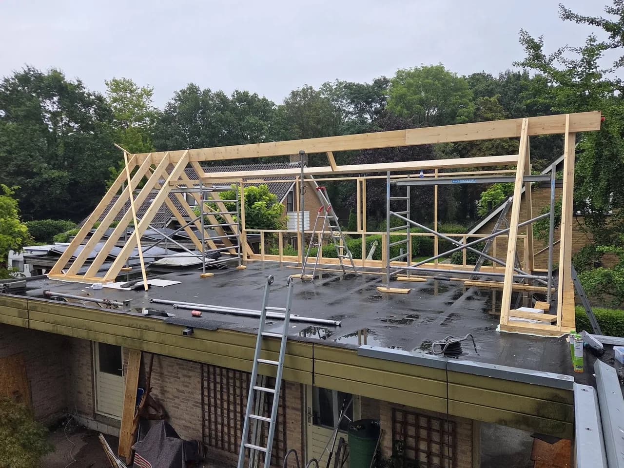 Sporenkap en dakkapelframes in opbouw op een garage