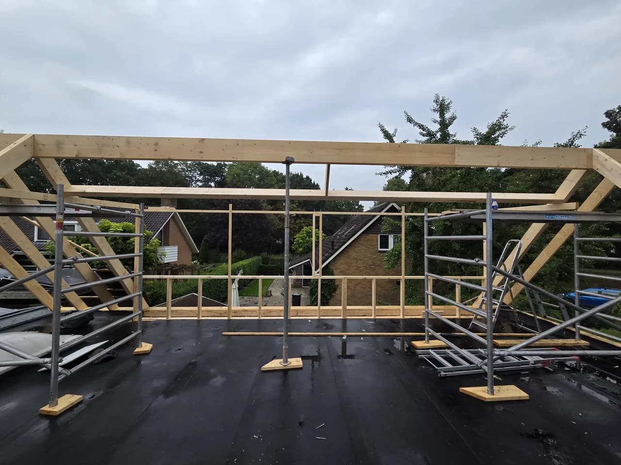 Houten kapconstructie gezien vanaf het garagedak