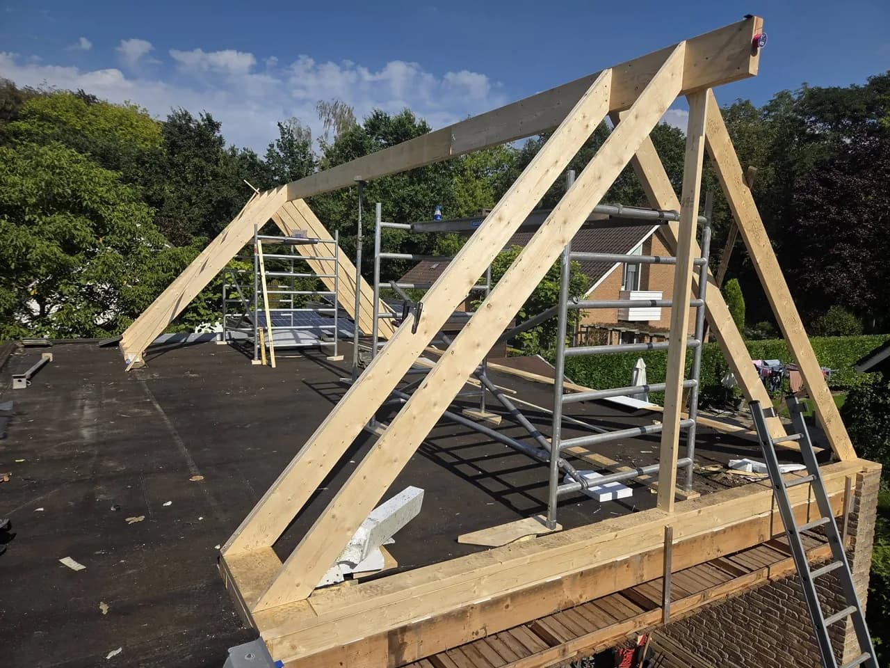 Houten daksporen en kopgevel in aanbouw