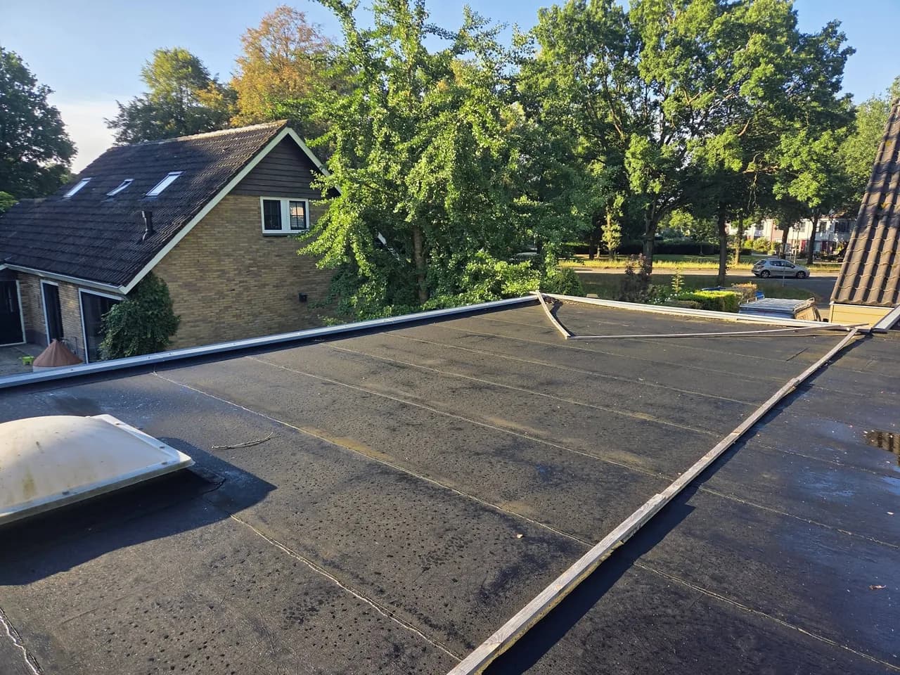 Plat garagedak vóór de opbouw van de nieuwe kap