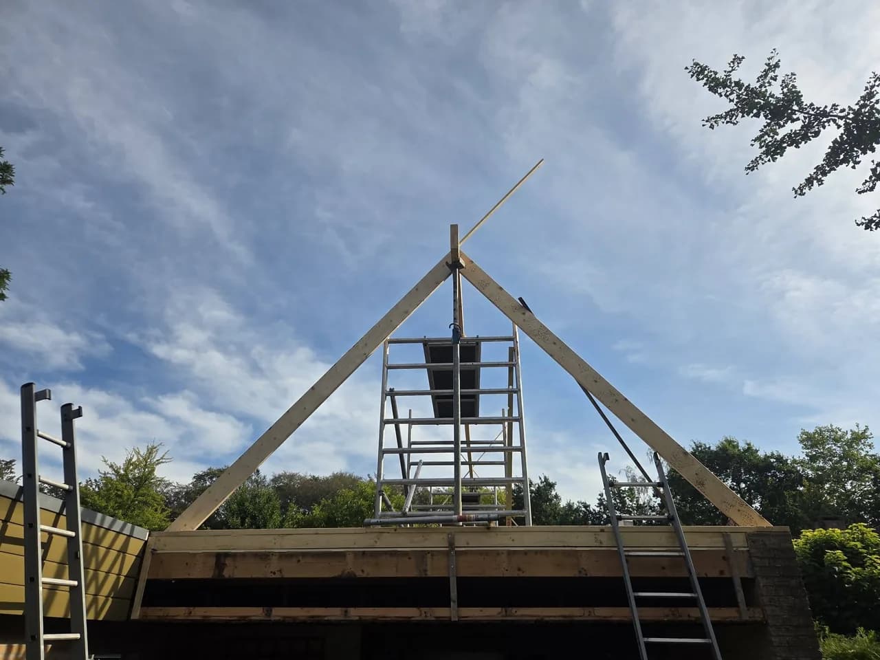 Eerste houten kopgevel van de sporenkap