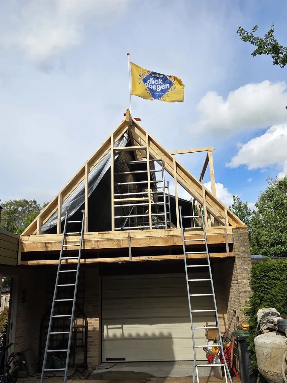 Garage met opgebouwde sporenkap en vlag op het hoogste punt