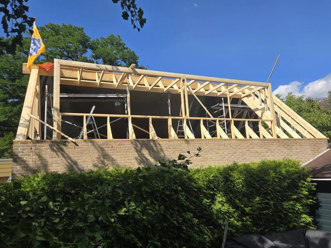Houten frame van de dakkapel op de garage in aanbouw