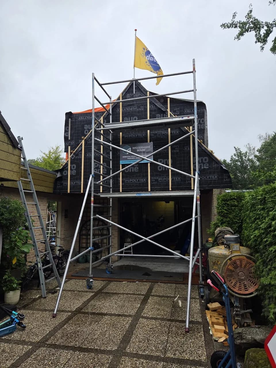 Kopgevel van de garagekap gedeeltelijk dichtgemaakt