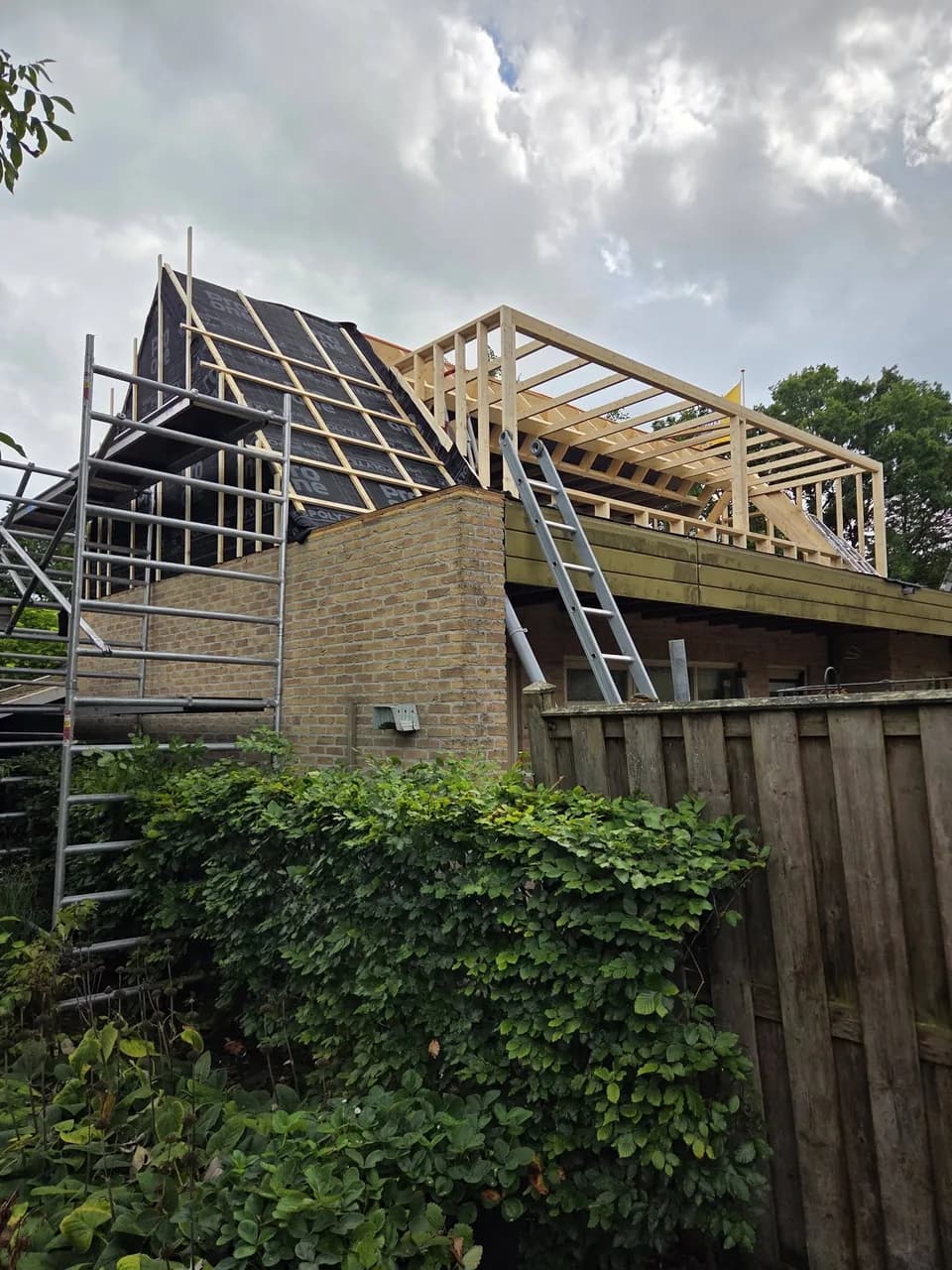 Garage met nieuwe kap en dakkapellen in uitvoering